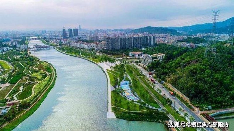 沿河楼盘:城市的水岸魅力之旅