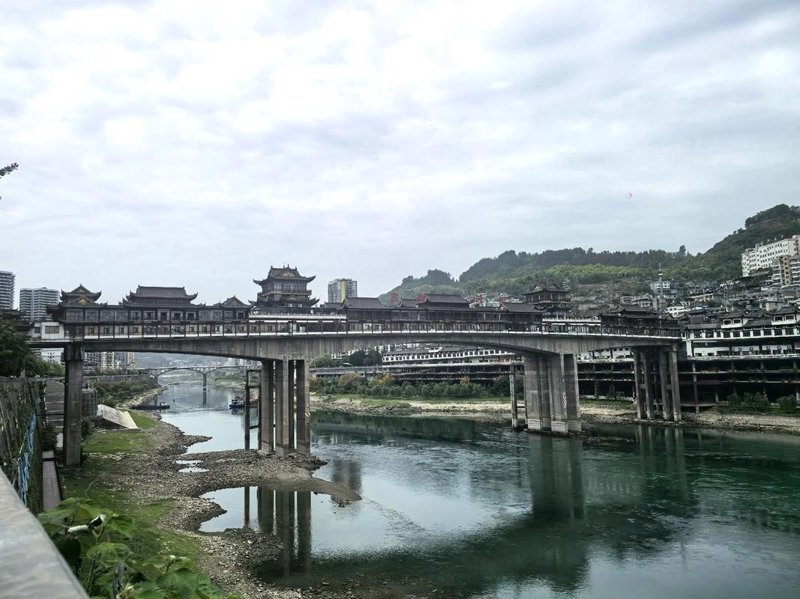 沿河楼盘：新兴居住区的魅力与挑战